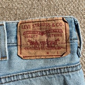 Men’s Distressed Levi 550 Relaxed Fit Jeans